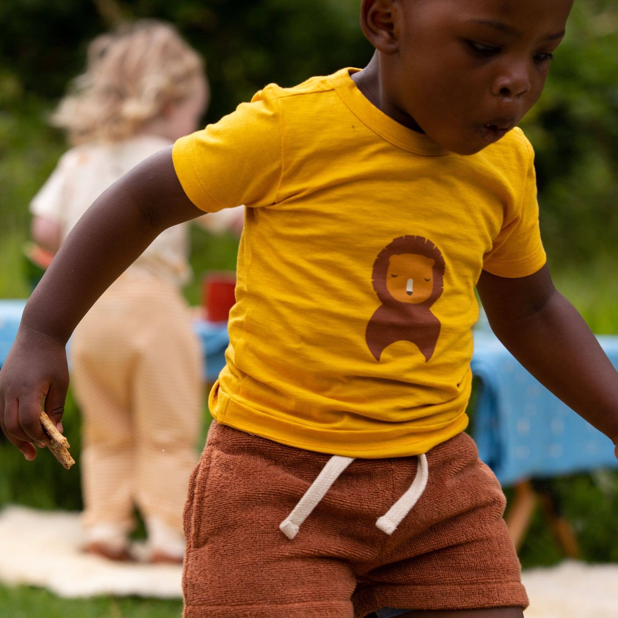 Kurzarm-Shirt 'Golden Lion' - mimiundmax.at