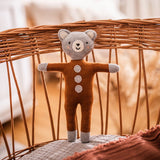 Kuscheltier 'Little Baby Bear', hellgrau mit Knopfanzug in rost - mimiundmax.at