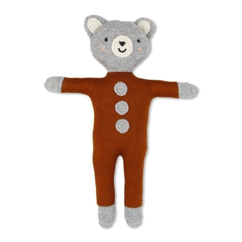 Kuscheltier 'Little Baby Bear', hellgrau mit Knopfanzug in rost - mimiundmax.at