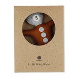 Kuscheltier 'Little Baby Bear', hellgrau mit Knopfanzug in rost - mimiundmax.at