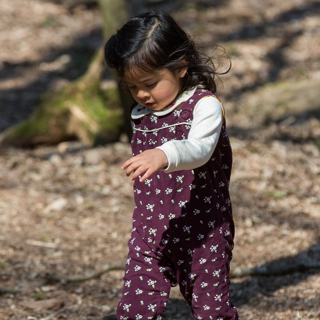 Latzhose "Plum Flowers Playdays" - mimiundmax.at
