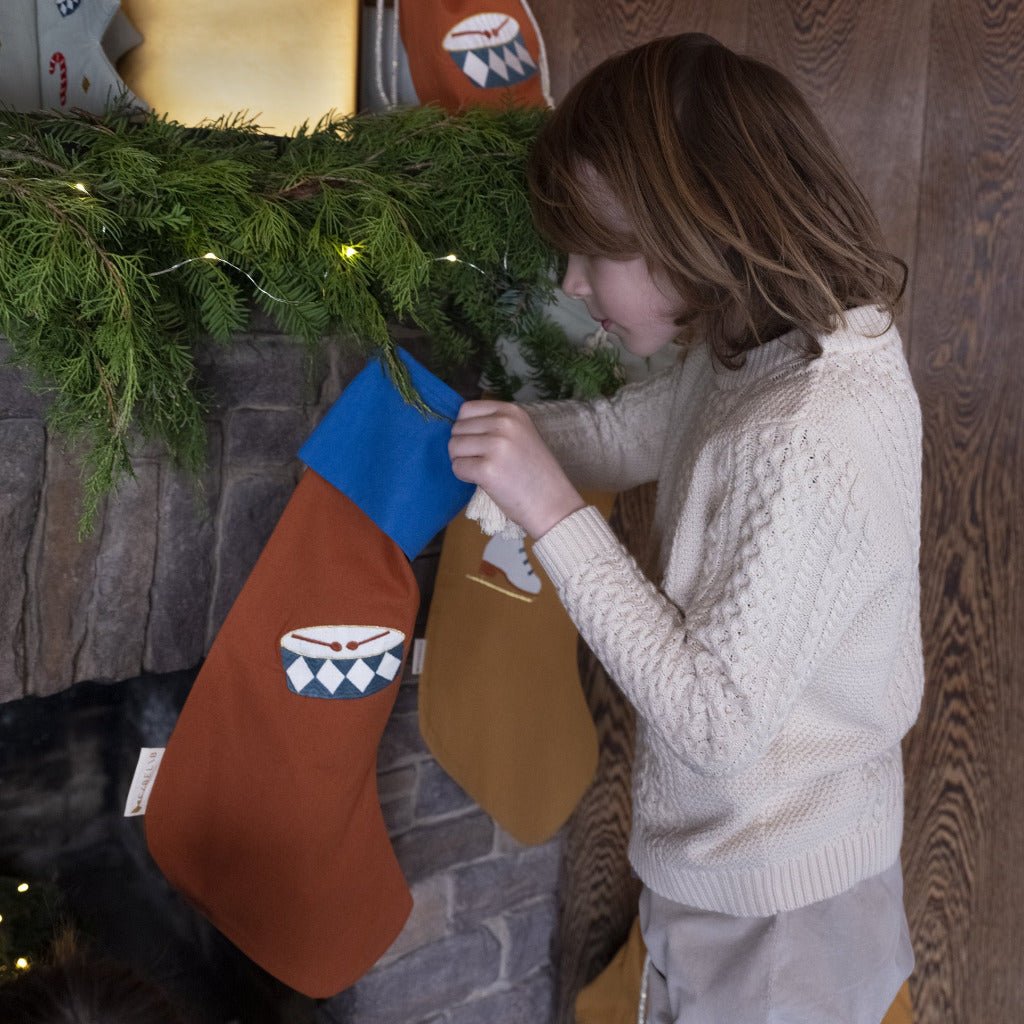 Weihnachtsstrumpf "Drum Embroidery Cinnamon" - mimiundmax.at